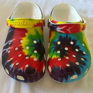 Excellent Used Condition! crocs tie dye in rainbow colors- men’s 9, women’s 11.